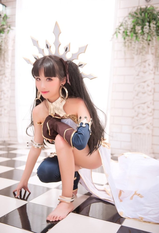 Pure-White-Ishtar-Cosplay-by-Tooosaka-4.jpg