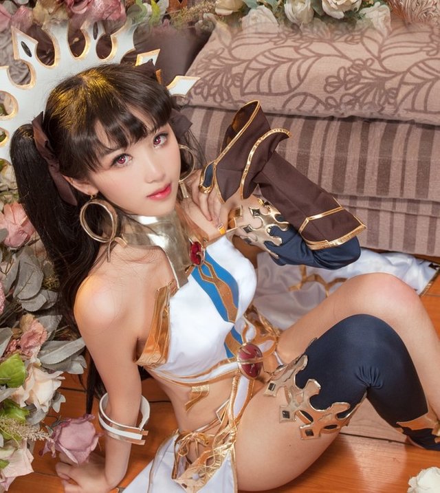 Pure-White-Ishtar-Cosplay-by-Tooosaka-9.jpg