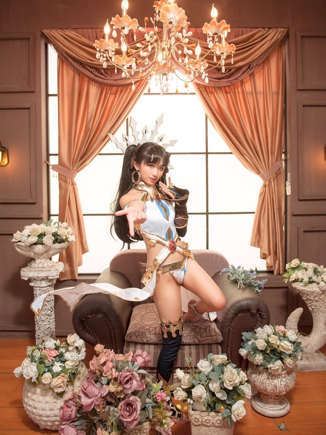 Pure-White-Ishtar-Cosplay-by-Tooosaka-7.jpg