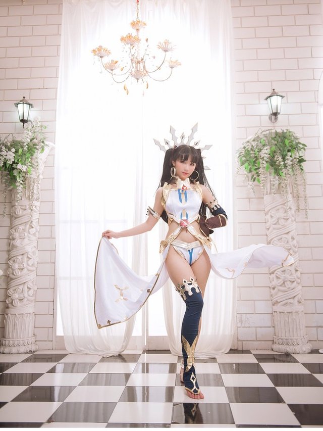 Pure-White-Ishtar-Cosplay-by-Tooosaka-6.jpg