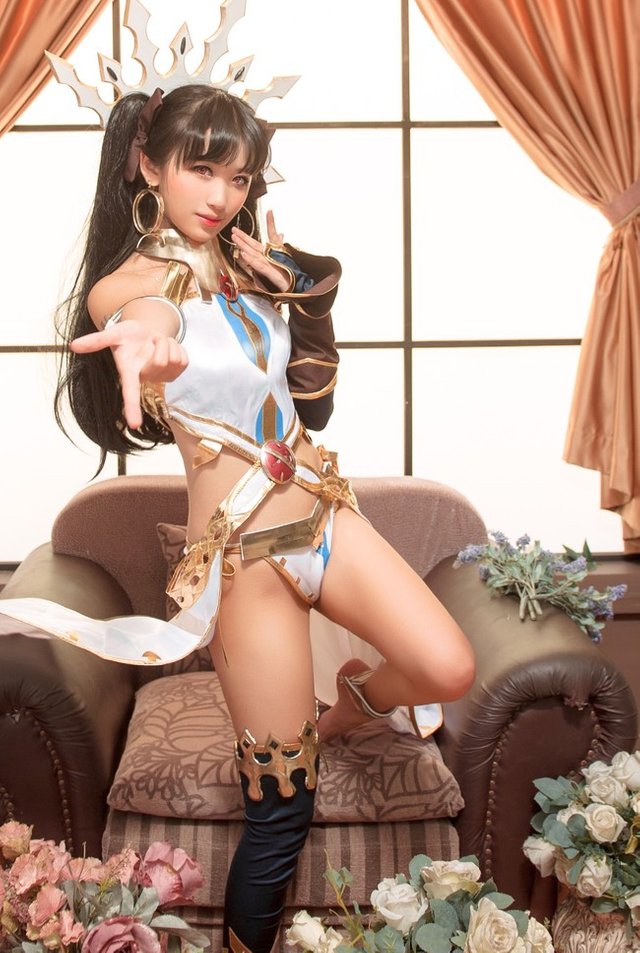 Pure-White-Ishtar-Cosplay-by-Tooosaka-8.jpg