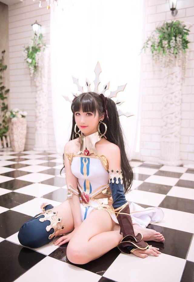 Pure-White-Ishtar-Cosplay-by-Tooosaka-5.jpg