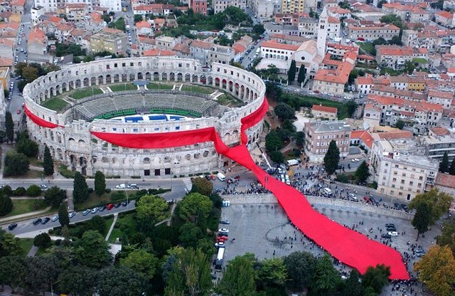 The-biggest-tie-in-the-world-and-the-Pula-Arena.jpg