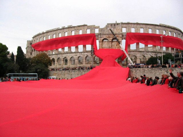 The-biggest-tie-in-the-world-and-the-Pula-Arena-2.jpg