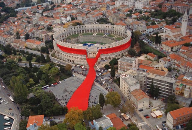 The-biggest-tie-in-the-world-and-the-Pula-Arena-1.jpg