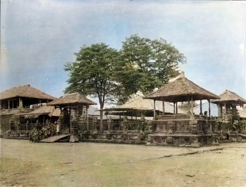 Kompleks Pura di Bali, 1880. Stoop. Colorized..jpg