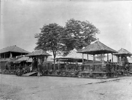 Kompleks Pura di Bali, 1880. Stoop..jpg