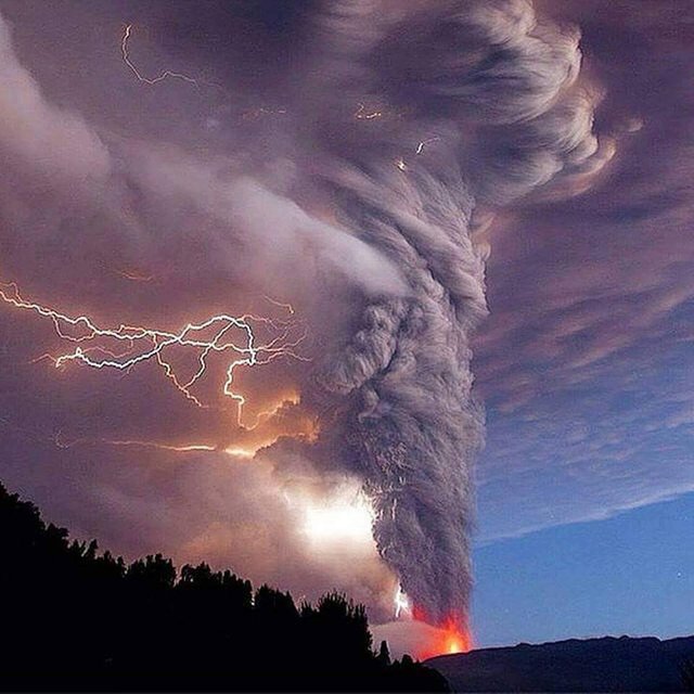 Stunning electrical storm + volcano eruption that occurred in Chile.jpg