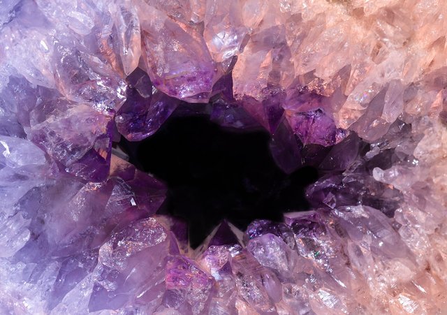 Quartz-Crystal-Gem-Purple-Macro-Mineral-Amethyst-1394397.jpg