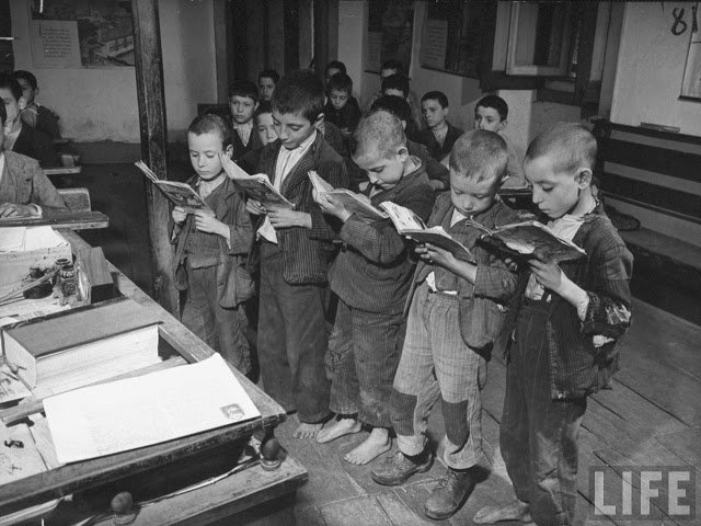 Meninos lendo seus livros de bolso na Hoffman cl.jpg