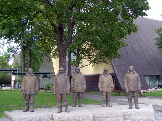 A statuesque South Pole party 