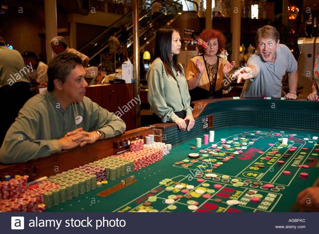 How much does a craps dealer make