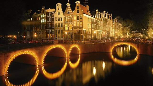 amsterdam at night.jpg