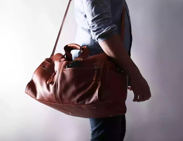 mens-leather-weekender-bag-02.jpg