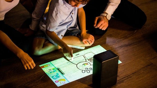 puppy-cube-portable-touchscreen-projector-6.jpg