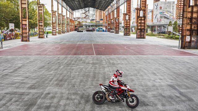 Hypermotard-950-SP-MY19-Torino-04-Gallery-906x510.jpg