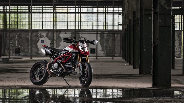 Hypermotard-950-SP-MY19-Torino-08-Gallery-906x510.jpg