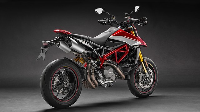 Hypermotard-950-MY19-Studio-01-Gallery-906x510.jpg