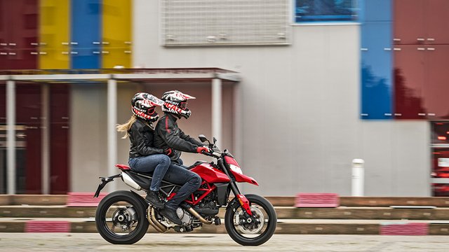 Hypermotard-950-MY19-Ambience-01-Gallery-906x510.jpg