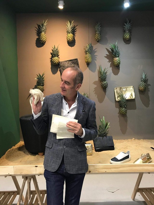 Kevin-McCloud-with-Piñatex®-at-Grand-Designs-Live-Oct17-2-1.jpg