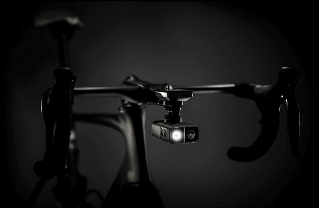 cycliq-fly12-hd-camera-front-light-600-lm-connected-edition-f12ce122-on-bike_1.jpg
