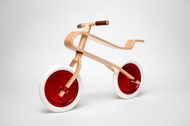 Brum-Brum-Wooden-Balance-bike-Oak-frame-candy-red-discs-pure-white-tires-1000x667.jpg