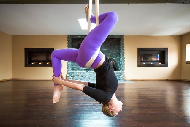 07-100716_AerialYoga_Carroll.fcff0106.fill-735x490.jpg