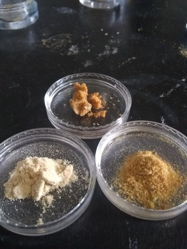 Purifying crude wax extracts