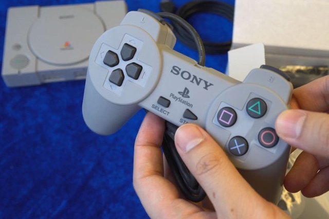 unboxing-the-playstation-classic-controller.jpg