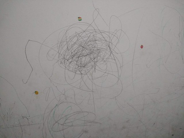Dibujo de niña de 3 años en la pared