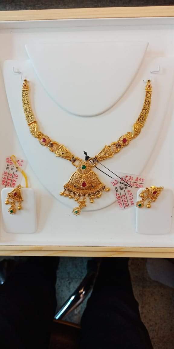 https://s3.us-east-2.amazonaws.com/partiko.io/img/amrut-best-gold-designer-necklace-set-3bmympecn-1535709588566.png