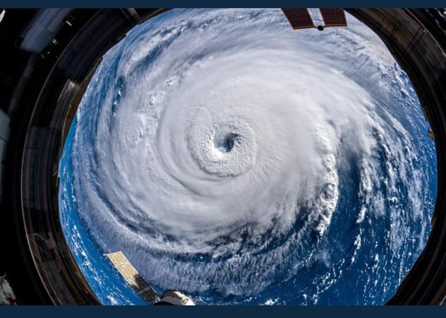 https://s3.us-east-2.amazonaws.com/partiko.io/img/bapoo-hurricane-florence-to-hit-us-3uan58en-1536844839068.png
