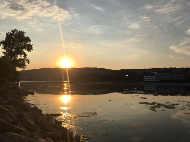 https://s3.us-east-2.amazonaws.com/partiko.io/img/holgerwerner-another-sunthursday-sunset-shot-at-the-river-rhine-1532026075621.png