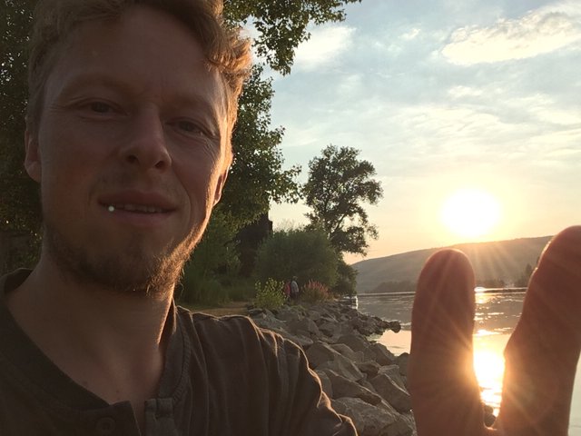 https://s3.us-east-2.amazonaws.com/partiko.io/img/holgerwerner-awesome-sunthursday-evening-at-day-1-of-my-barefoottoparis-challenge-1532025411993.png