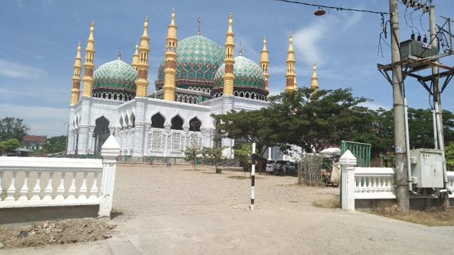 https://s3.us-east-2.amazonaws.com/partiko.io/img/jasmadiyunus-the-pasee-mosque-smartphone-photography-1532269707374.png