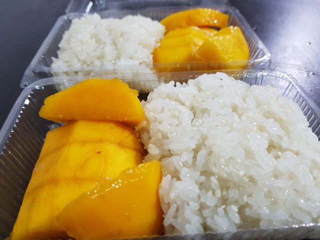 https://s3.us-east-2.amazonaws.com/partiko.io/img/junebride-thai-sweet-sticky-rice-with-mango-1530935913948.png