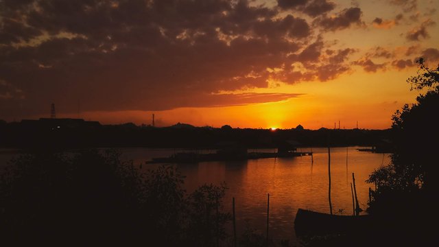 https://s3.us-east-2.amazonaws.com/partiko.io/img/kimki-beautiful-sunset-in-lhokseumawe-city-1534145519271.png