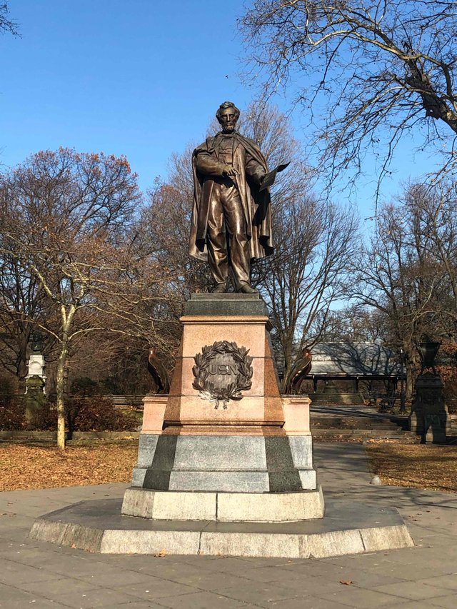 https://s3.us-east-2.amazonaws.com/partiko.io/img/meshuga-abe-lincoln-monument-selyf8us-1544540528940.png