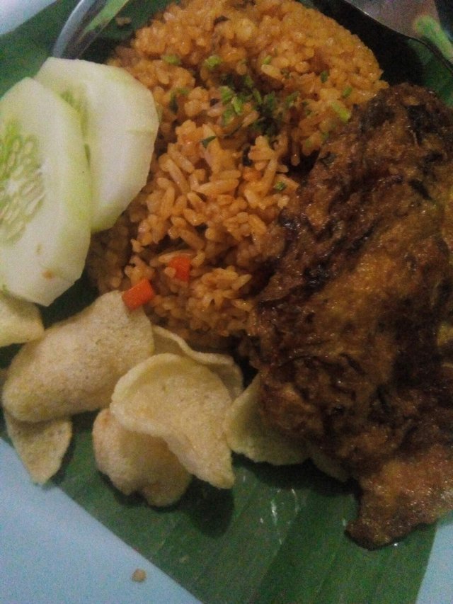 https://s3.us-east-2.amazonaws.com/partiko.io/img/pemukaku-makan-nasi-goreng-sambil-nonton-piala-dunia-1530642499789.png