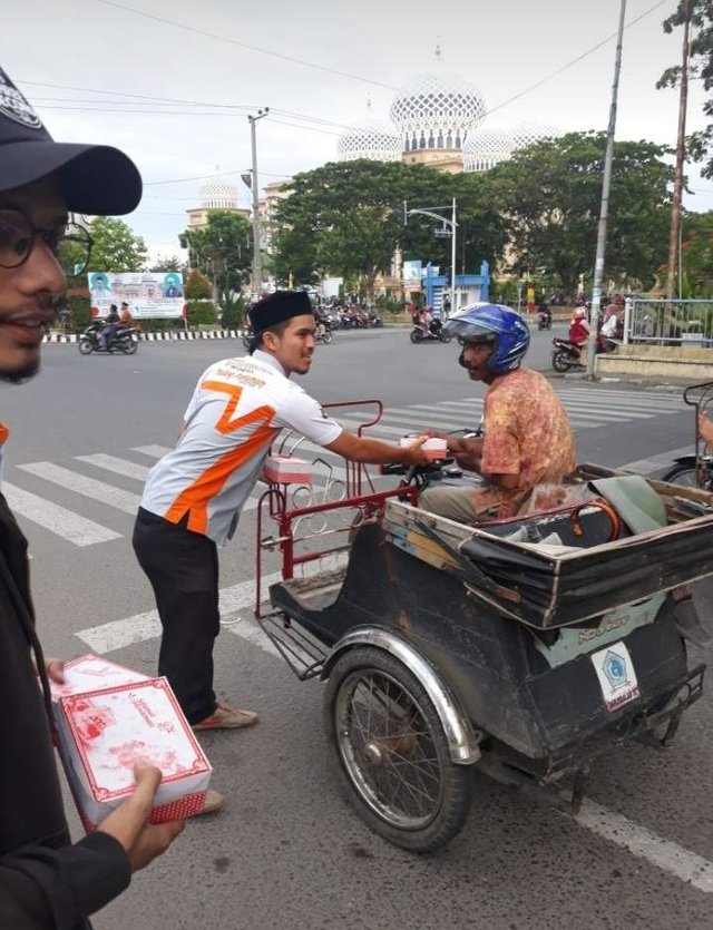 https://s3.us-east-2.amazonaws.com/partiko.io/img/rajudsteemit-distribution-of-cake-boxes-for-becak-driversnhpnpabb-1535077016434.png