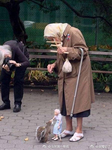 https://s3.us-east-2.amazonaws.com/partiko.io/img/sonia1105-an-old-lady-feed-the-squirrel-with-the--mini-herso-cute-xvxktf2t-1543386331468.png