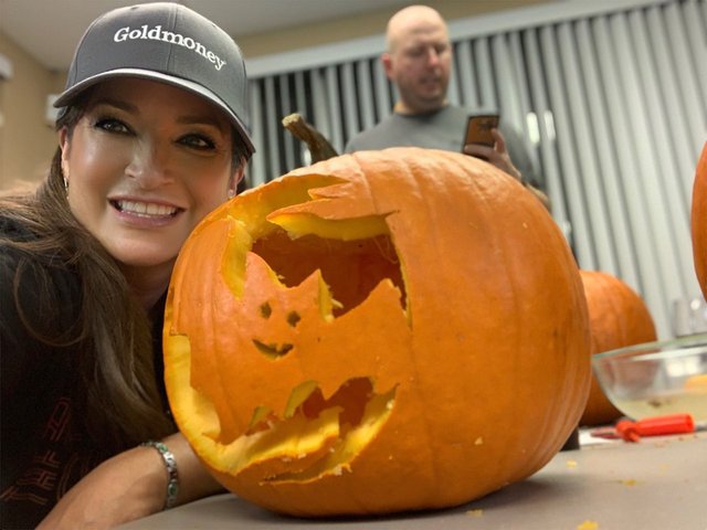 https://s3.us-east-2.amazonaws.com/partiko.io/img/thehoneys-pumpkin-carving-with-steem-creators-crew-zbzqidnf-1540484814844.png