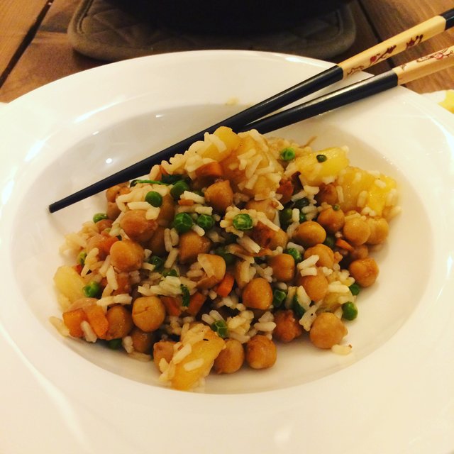 https://s3.us-east-2.amazonaws.com/partiko.io/img/this-is-us-fried-rice-chick-pea-37ckslj0-1536712783391.png