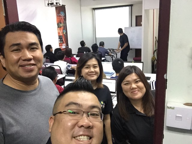https://s3.us-east-2.amazonaws.com/partiko.io/img/veenang-steemit-masterclass-is-a-full-house-ioxkng1f-1543580632510.png