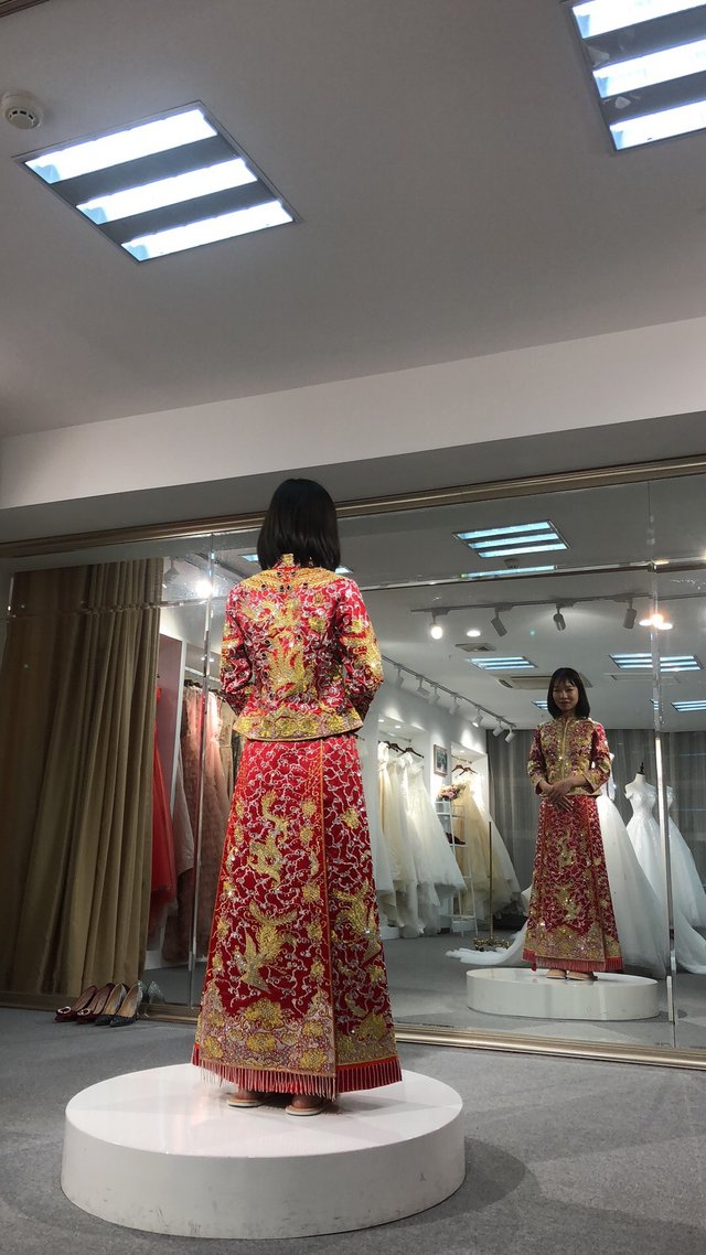 https://s3.us-east-2.amazonaws.com/partiko.io/img/winnie1998-longfeng-flown--the-chinese-wedding-dress7aor2pw3-1536156269689.png