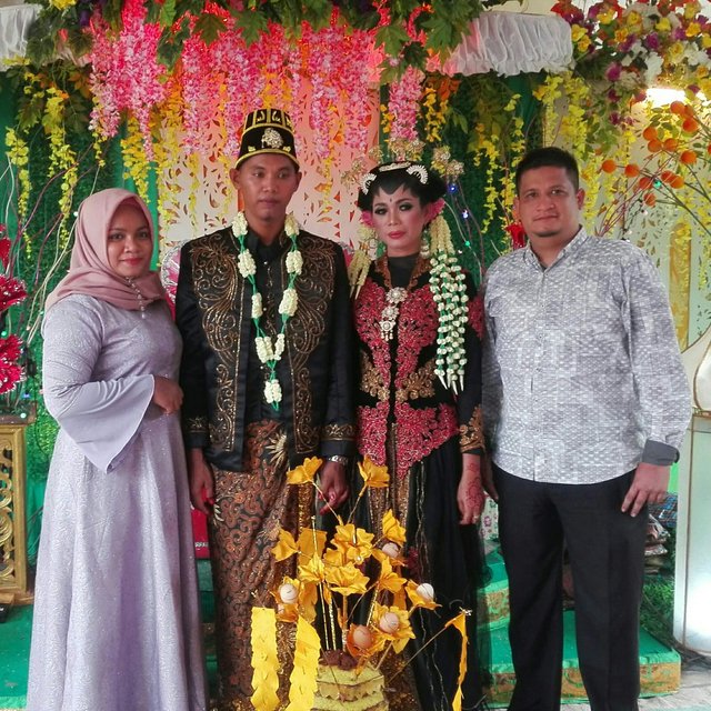 https://s3.us-east-2.amazonaws.com/partiko.io/img/zainuddin.armia-javanese-culture-wedding-party-at-bay-of-pule-tajung-balai-medan-1532709877759.png