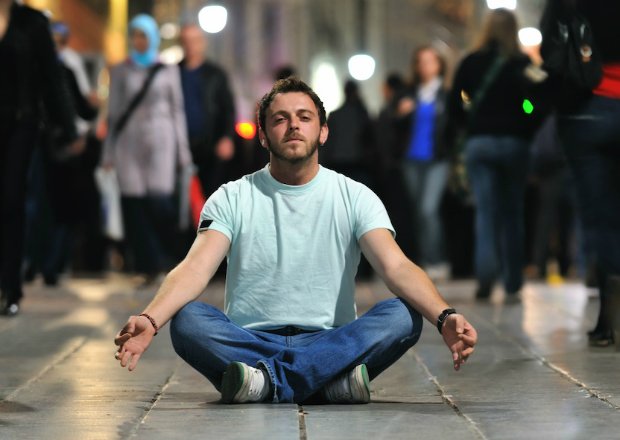 Man-meditating-in-the-street-cryptogee_RZ.jpg