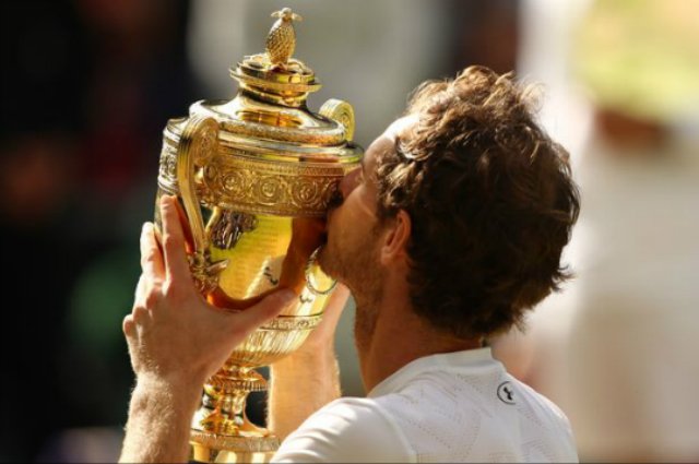 Murray kiss trophy_RZ.jpg