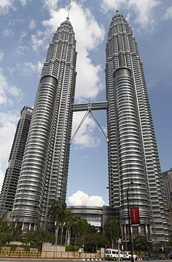 250px-Petronas_Twin_Towers_2010_April.jpg