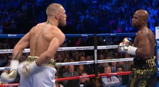 Mayweather_vs_Mcgregor_Hands_behind_back_round_1.jpg